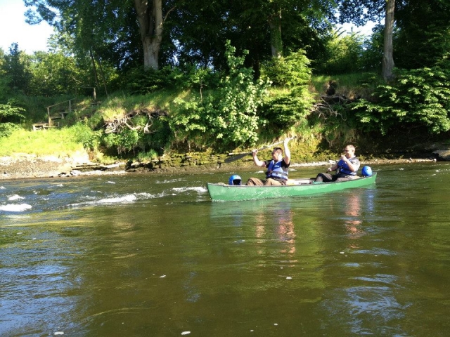  Un relajanle remo en el río 